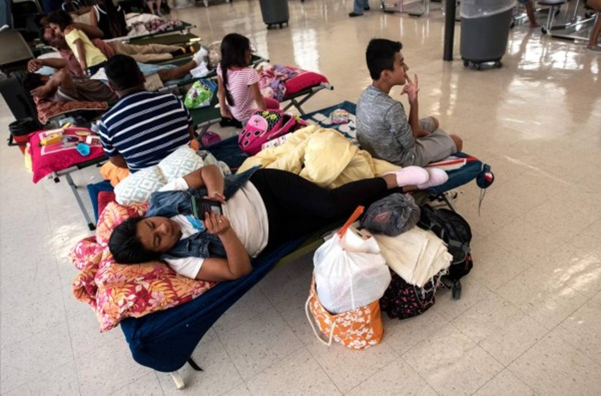 El huracán Florence se debilitó ayer a categoría 1 con vientos máximos sostenidos de hasta 150 kilómetros por hora a apenas 70 kilómetros de la costa de EEUU. El ciclón tocó tierra la madrugada de este viernes dejando inundaciones y destrucción a su paso.<br/>Miles de familias se encuentran en albergues esperando el paso del huracán, que mantiene en alerta a cinco estados en Estados Unidos.