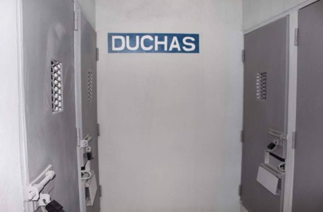 Las puertas de las celdas y duchas son de acero.