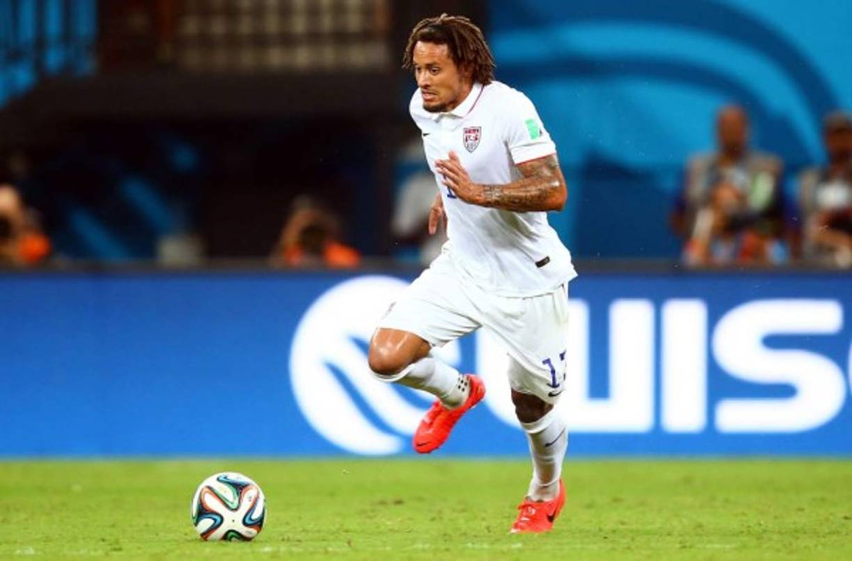 Juventus' Italian defender Andrea Barzagli (L) fights for the ball with Atalanta's Colombian forward Duvan Zapata during the Italian Serie A football match Juventus vs Atalanta on May 19, 2019 at the Allianz stadium in Turin. (Photo by Marco Bertorello / AFP)