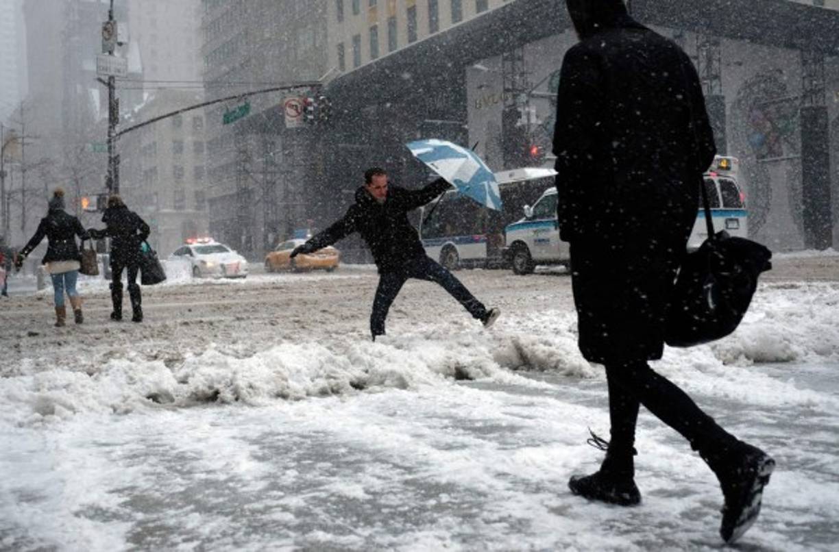 En Nueva York, una tormenta invernal obligó a miles a quedarse en casa durante el fin de semana debido a las intensas nevadas.
