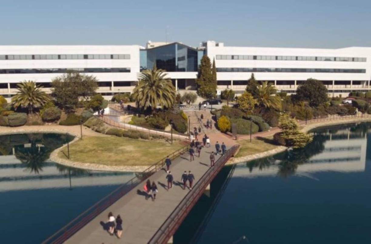 5. Locaciones<br/><br/>Las Encinas es el nombre del colegio al que asisten los protagonistas de 'Élite'. Se trata de un centro educativo muy exclusivo al que asisten los hijos de la clase pudiente del país. Para los exteriores, se necesitó un edificio que respirara este ambiente de lujo, por lo que se optó por la Universidad Europea de Madrid. <br/><br/>