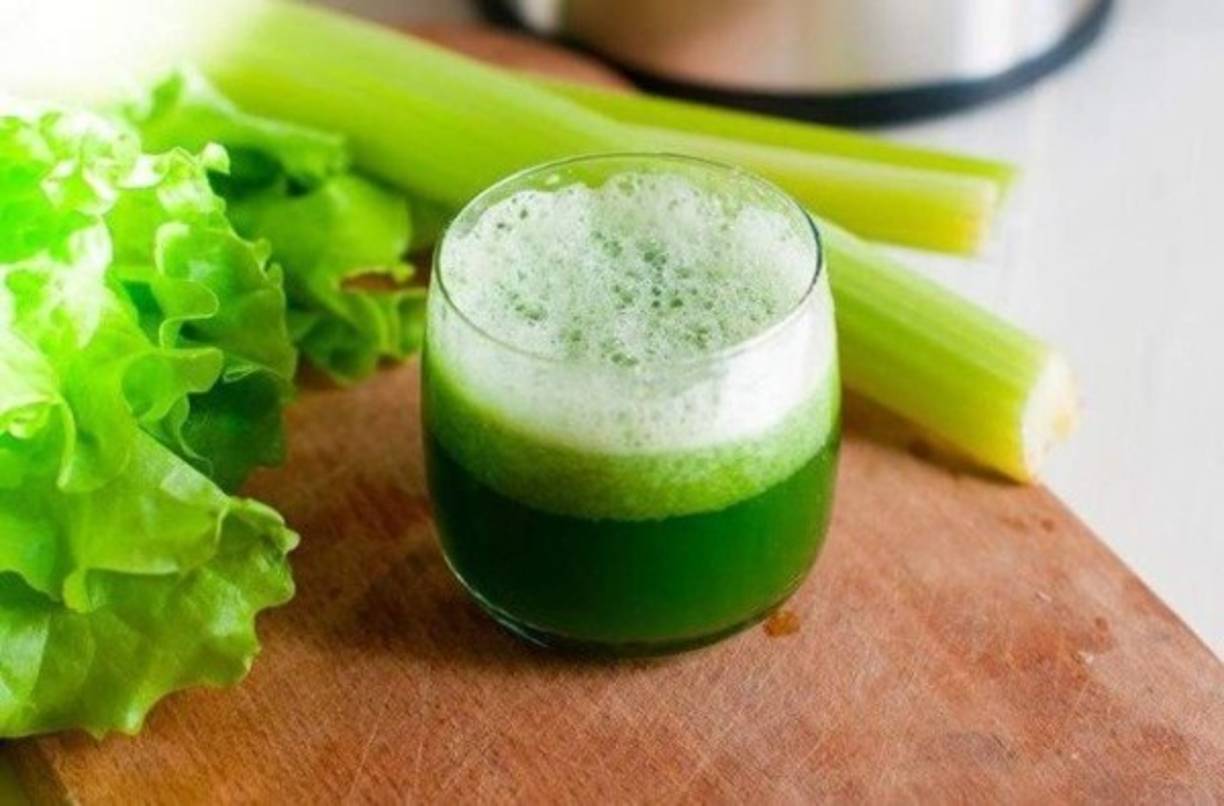 Ayuda a eliminar el ácido úrico y otras sustancias de desecho. Puede consumirse en jugo, solo tiene que colocarle el jugo de un limón.