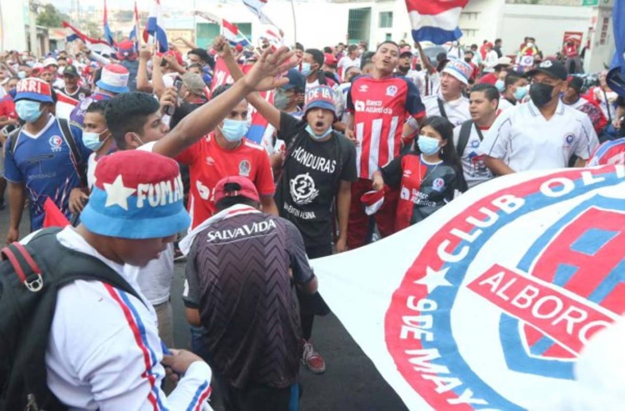 Los seguidores del Olimpia inundaron los alrededores del estadio Nacional de Tegucigalpa para brindarle el apoyo al club de sus amores.