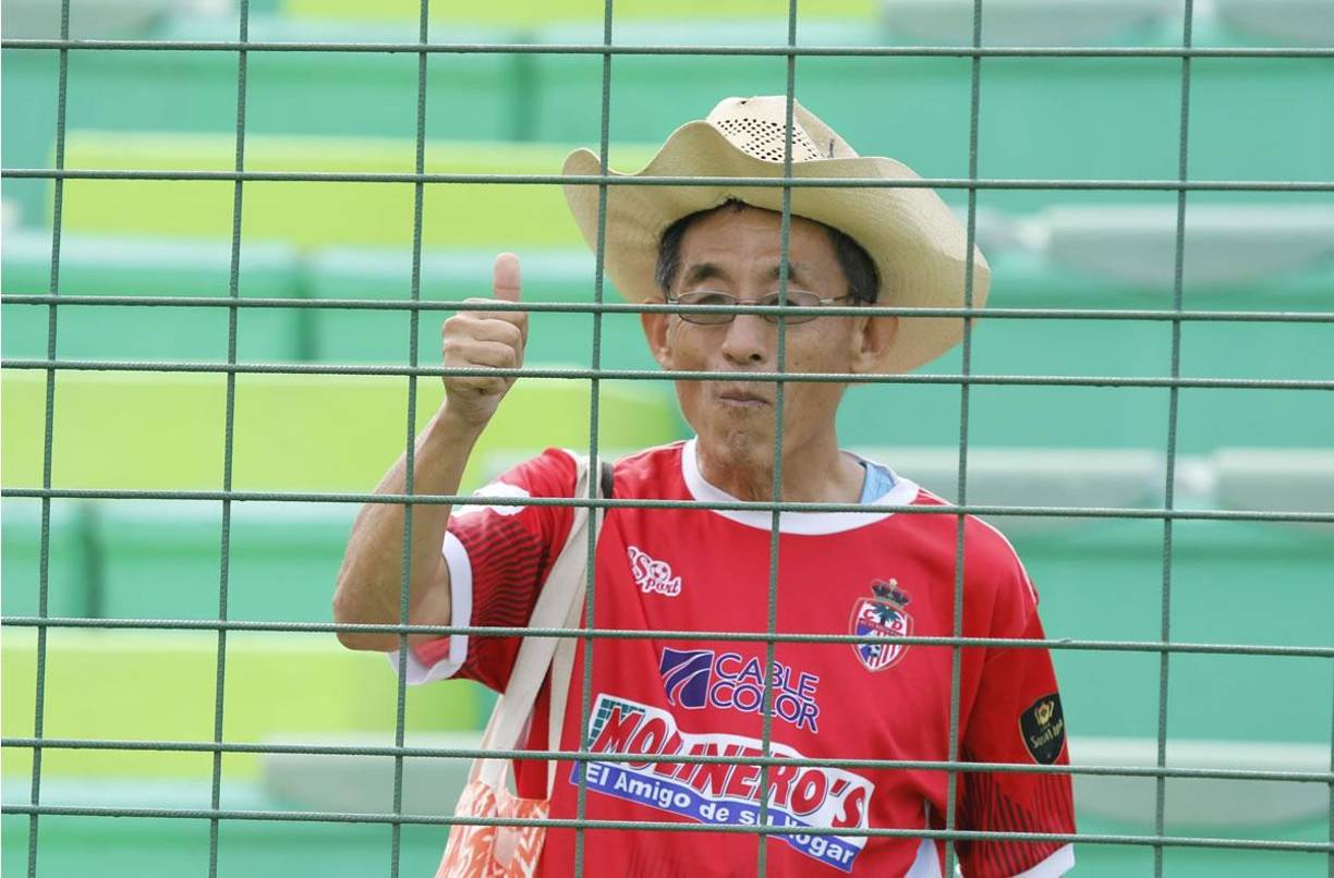 Él es Masaaki Kawagishi, el aficionado japonés que acompaña a la Real Sociedad apoyando al equipo en los estadios de la Liga Nacional de Honduras.