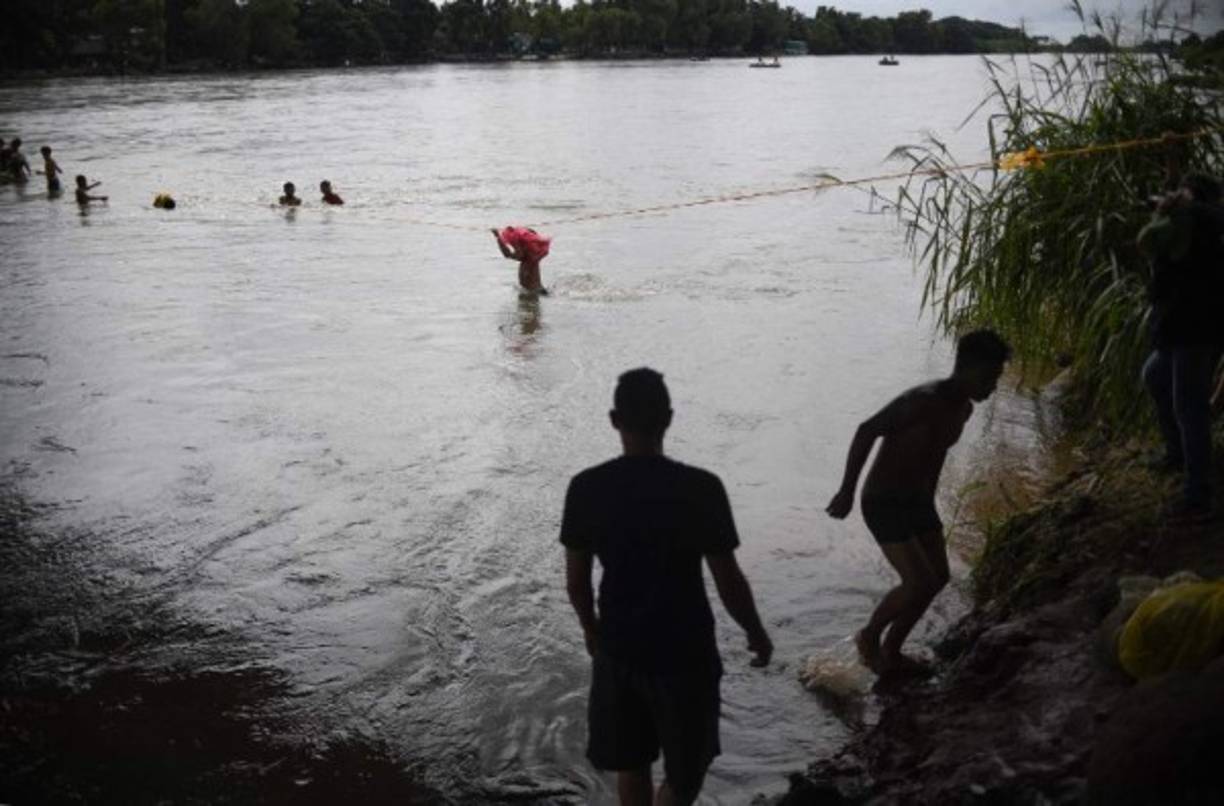 La caravana de hondureños lleva más de 10 días de caminata y unos 800 kilómetros a pie y en ocasiones, han recibido jalón.