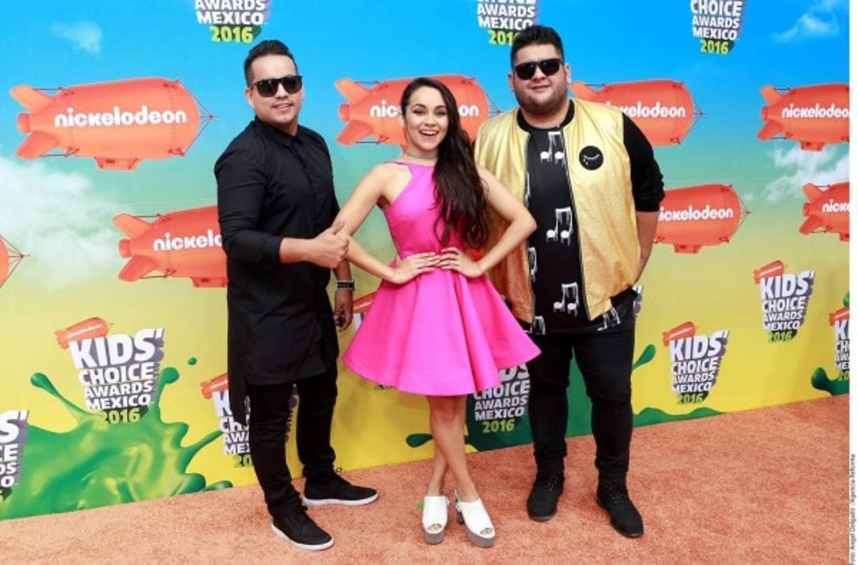 Los integrantes del grupo Belanova lucieron muy sonrientes durante la alfombra naranja de los Kids' Choice Awards México 2016, en el lobby del Auditorio Nacional.