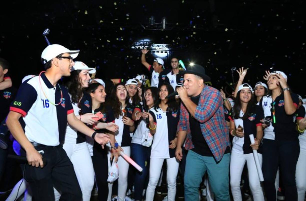 El cantante urbano Liam fue la sorpresa musical para la gran bienvenida de secundaria EIS 2016.