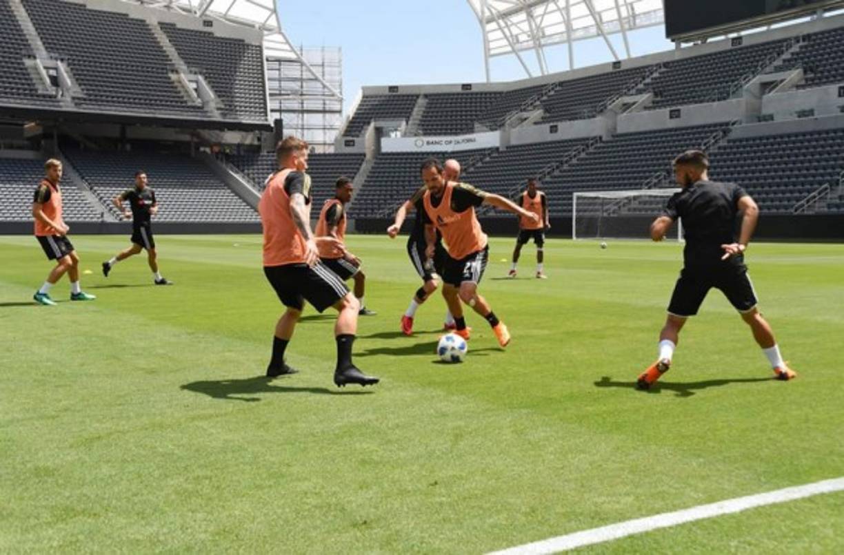 Los jugadores del equipo se mostraron contentos por su nuevo estadio.