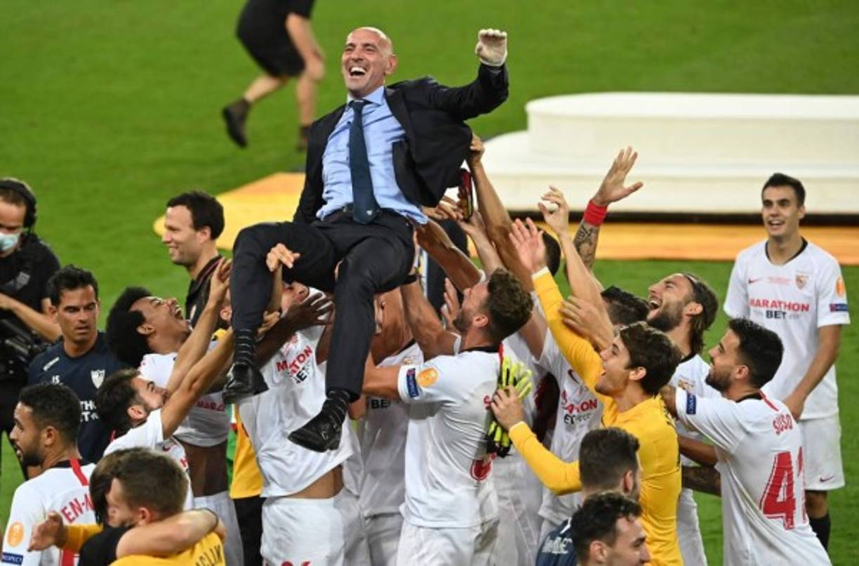 Monchi, director general deportivo del Sevilla, también fue manteado por los jugadores.