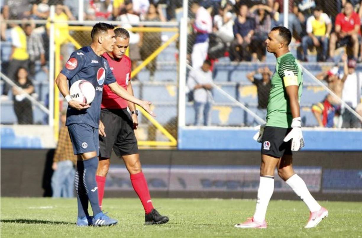 Donis Escober y Roberto Moreira se palabrearon antes de que el paraguayo lanzara el penal.