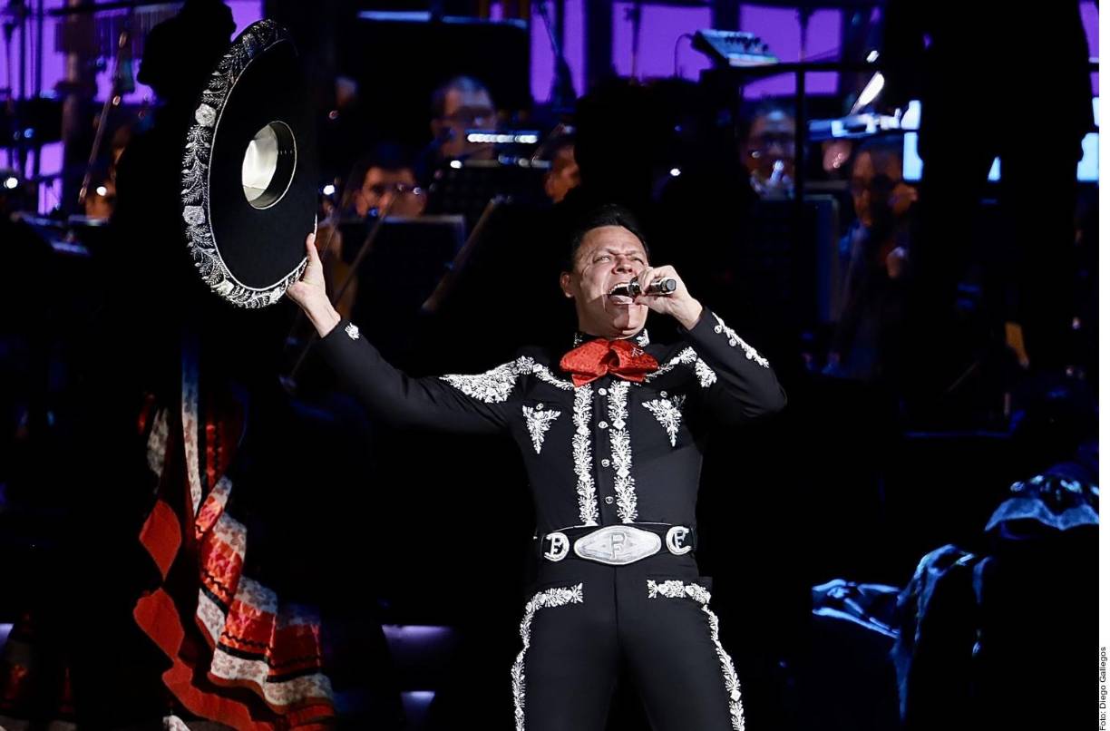 DICIEMBRE <br />“¿A poco hay fechas más bellas que las de fin de año? Para mí, lo máximo es celebrar Navidad y Año Nuevo con la familia. Reunirnos, cantar villancicos, los regalos, cenar y convivir. Diciembre me encanta y amo esta parte de las tradiciones de intercambiar regalos. Mis hijas ya están grandes, pero todo sigue intacto porque la convivencia está hecha con base en el amor. Aunque ya crecieron, seguimos divirtiéndonos”. Pedro Fernández, cantante