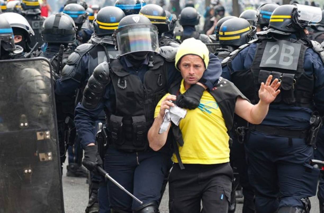 En Francia, la historia se repite con los chalecos amarillos y otros sectores laborales quienes en su momento terminaron envueltos en disturbios con la policía francesa.