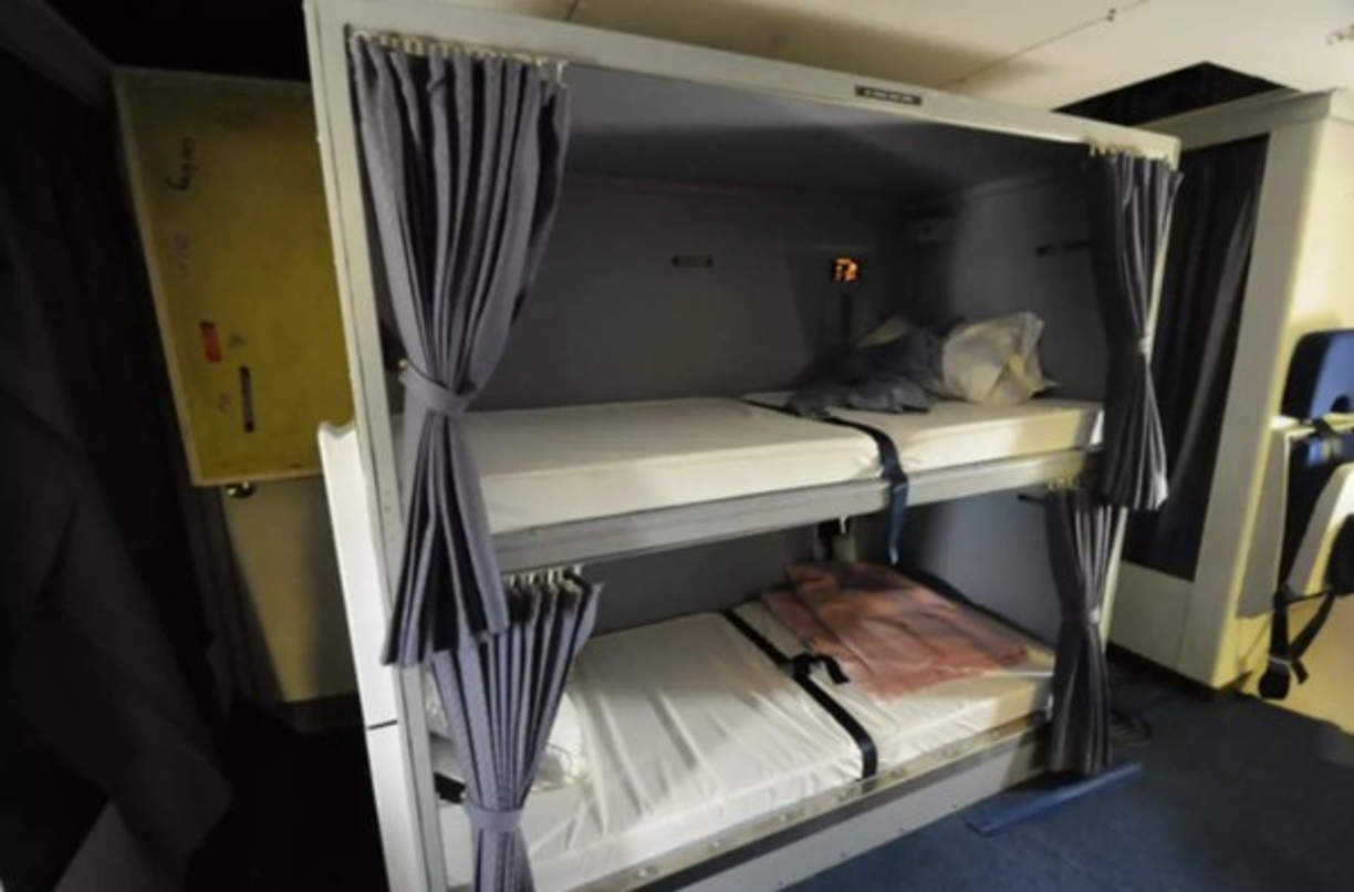 La aeronave puede trasladar una tripulación de hasta 112 personas, entrenadas para manejar el Pentágono flotante.