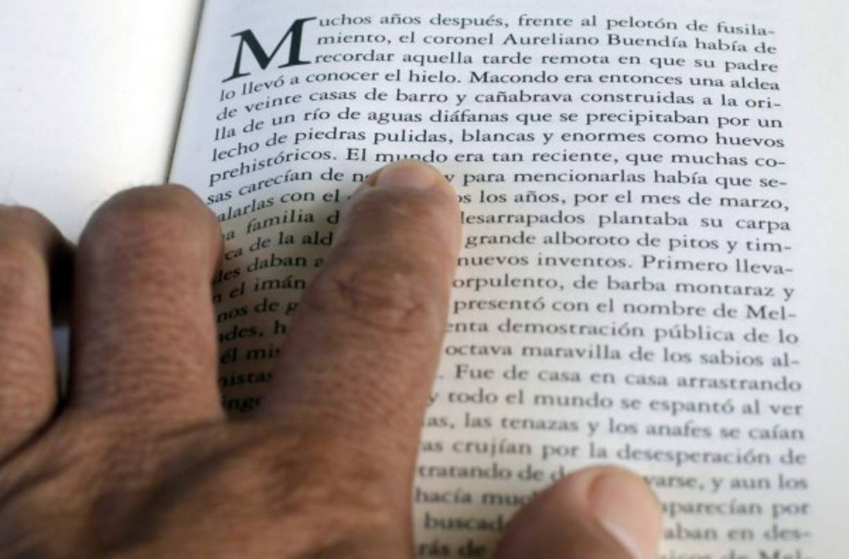 Es con Cien años de soledad que el pueblo de Macondo alcanza protagonismo en el ámbito literario. García Márquez lo cita en otras de sus obras; La Hojarasca, Los funerales de la Mamá Grande, y en Crónica de una muerte anunciada,novela posterior a Cien años de soledad.