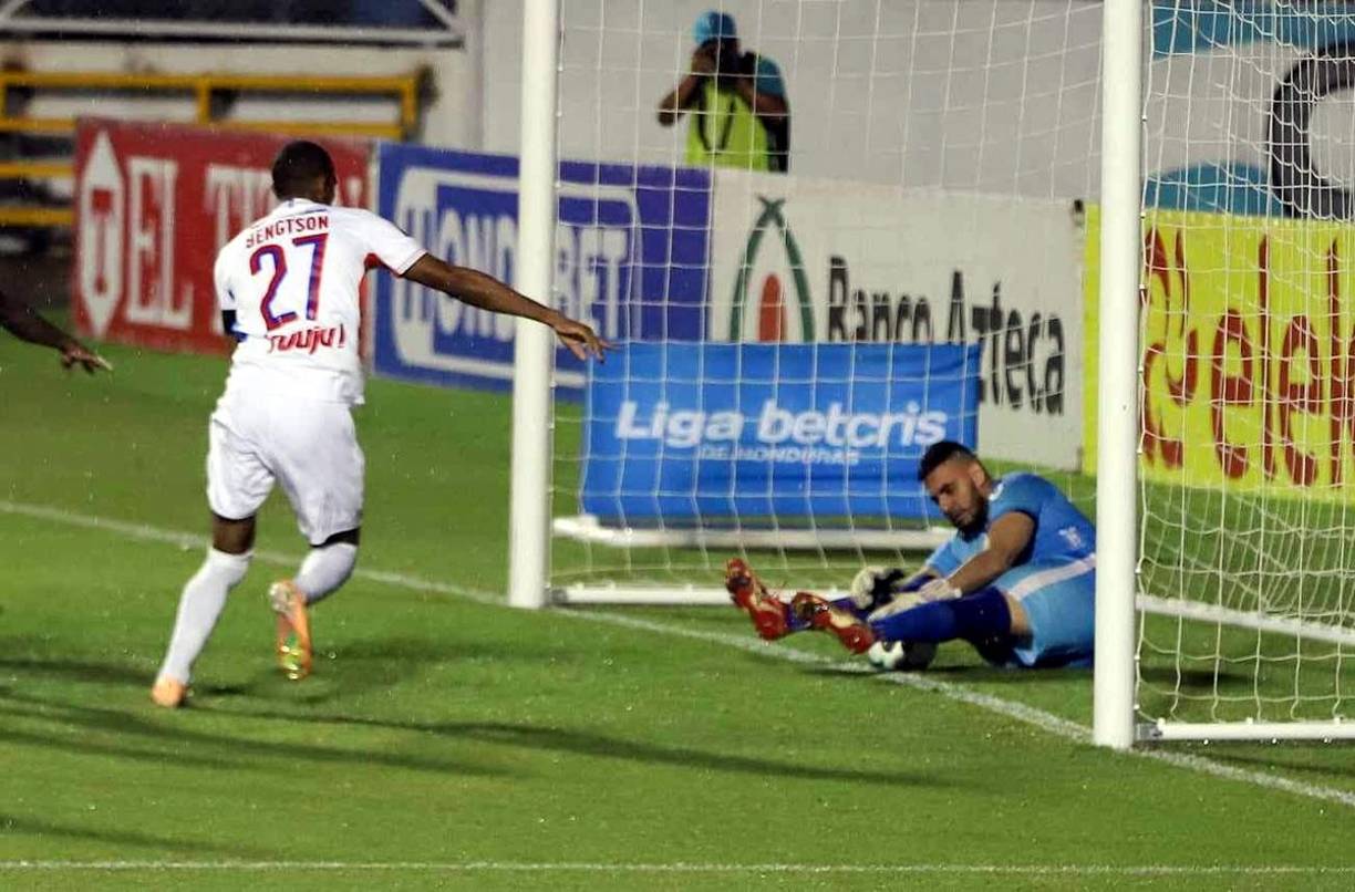 ‘Panchi‘ Reyes agarró el balón en la mera línea de gol, todo el Olimpia reclamó como gol esa acción.