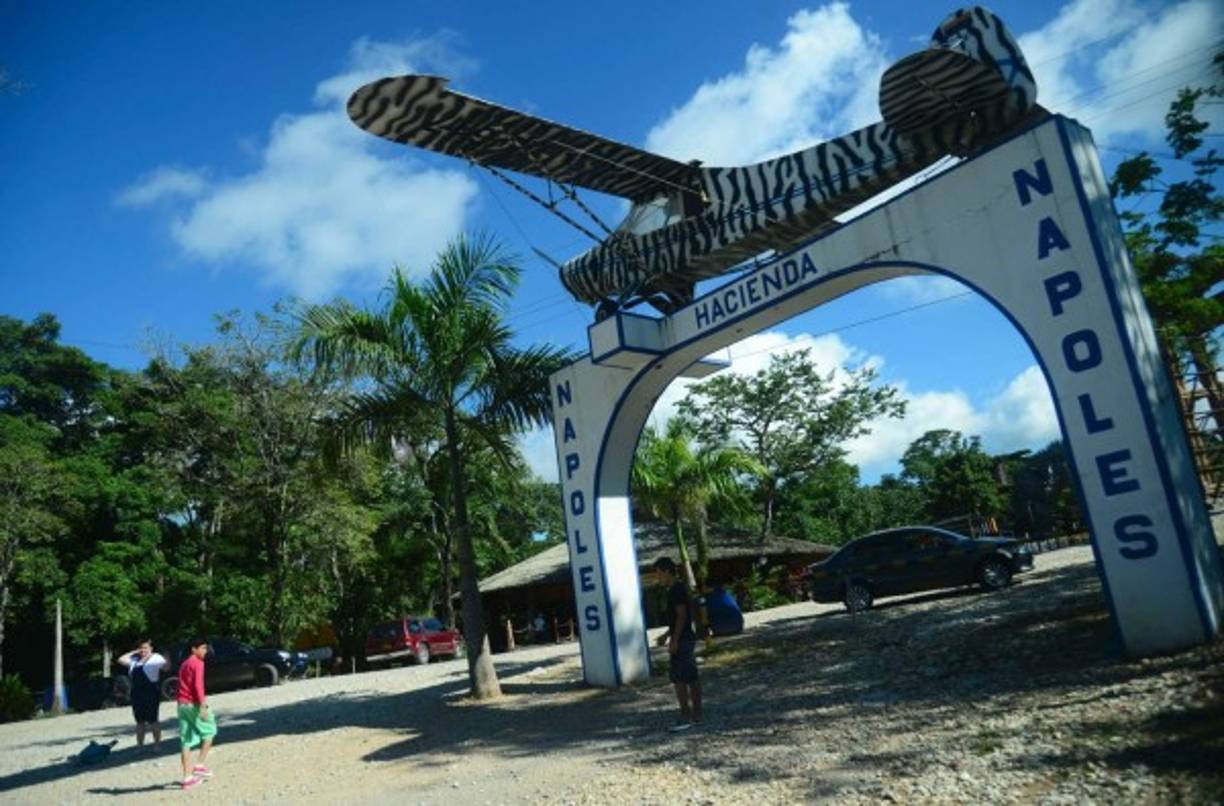 Un grupo de personas posan para fotos en la entrada del parque temático Hacienda Nápoles, en el zoológico privado del capo de la droga Pablo Escobar en su rancho de Nápoles, en Doradal, departamento de Antioquia, Colombia. AFP