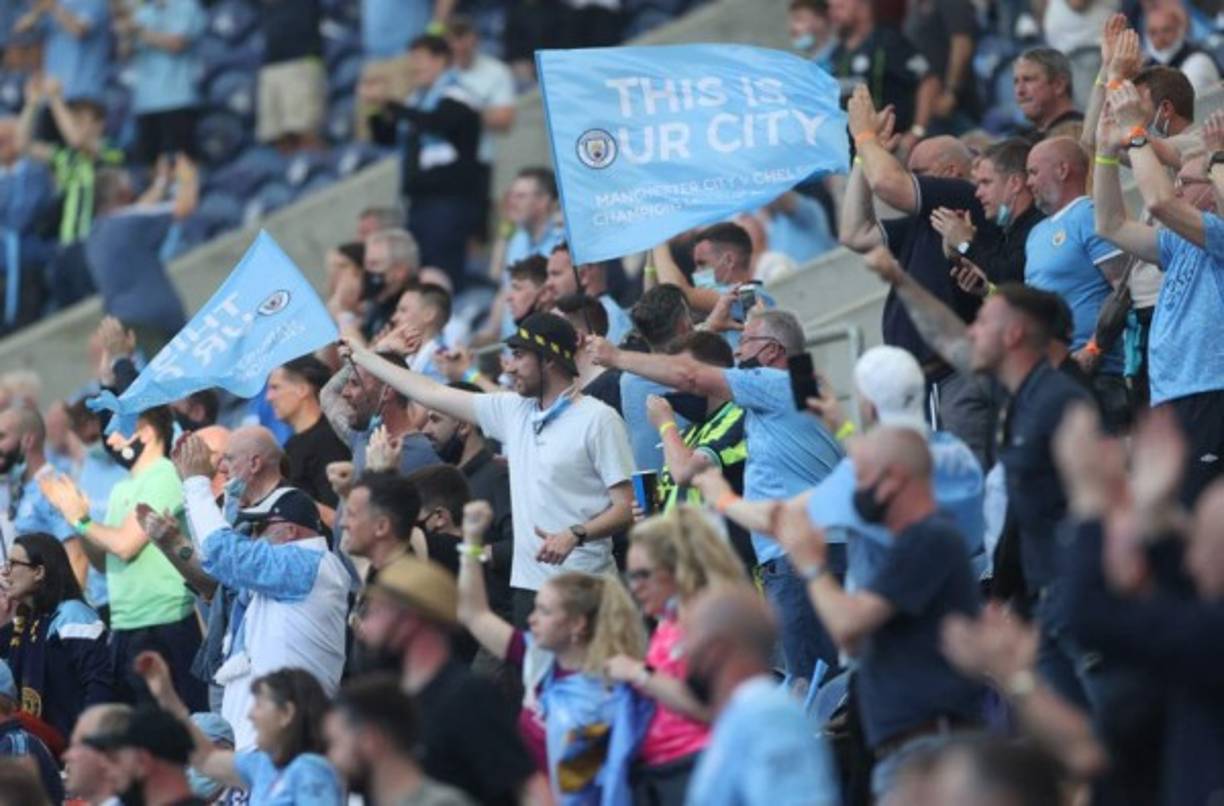 La afición ha regresado poco a poco a los estadios y los seguidores del Manchester City llegaron a Oporto.
