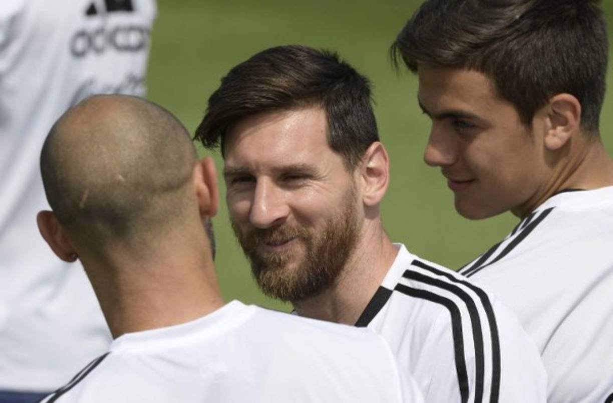 Javier Mascherano dialoga con el cumpleañero Messi.