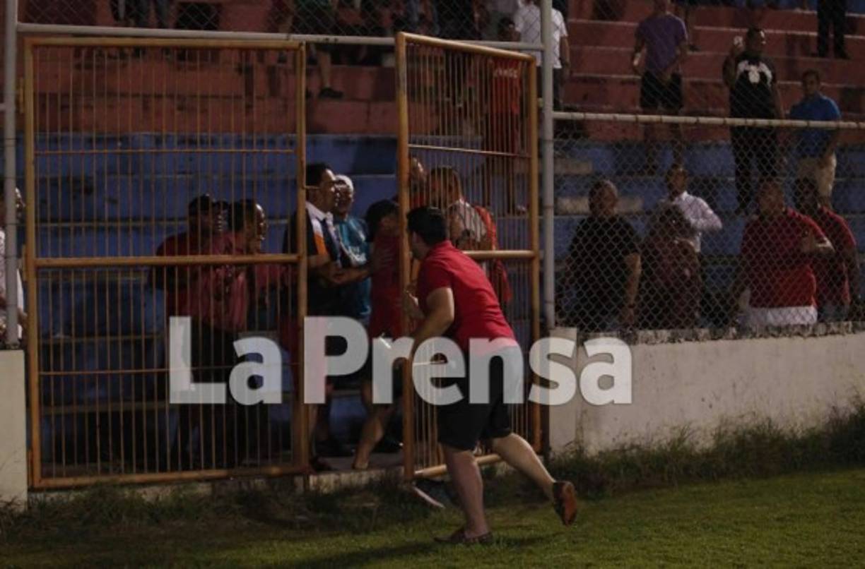 Aficionados intentaron entrar al campo en la batalla campal.