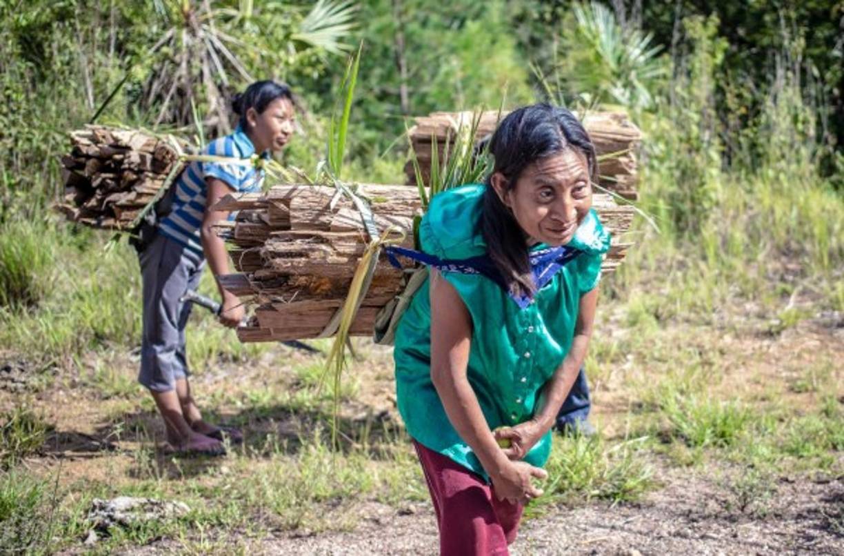 Hombres y mujeres tienen las mismas responsabilidades. Ellas cargan la leña también para poder preparar los alimentos, además de encargarse de la crianza de los niños. Cada pareja tiene hasta 10 hijos cuando llegan a los 45 años debido a los pocos recursos que tienen para la planificación familiar.
