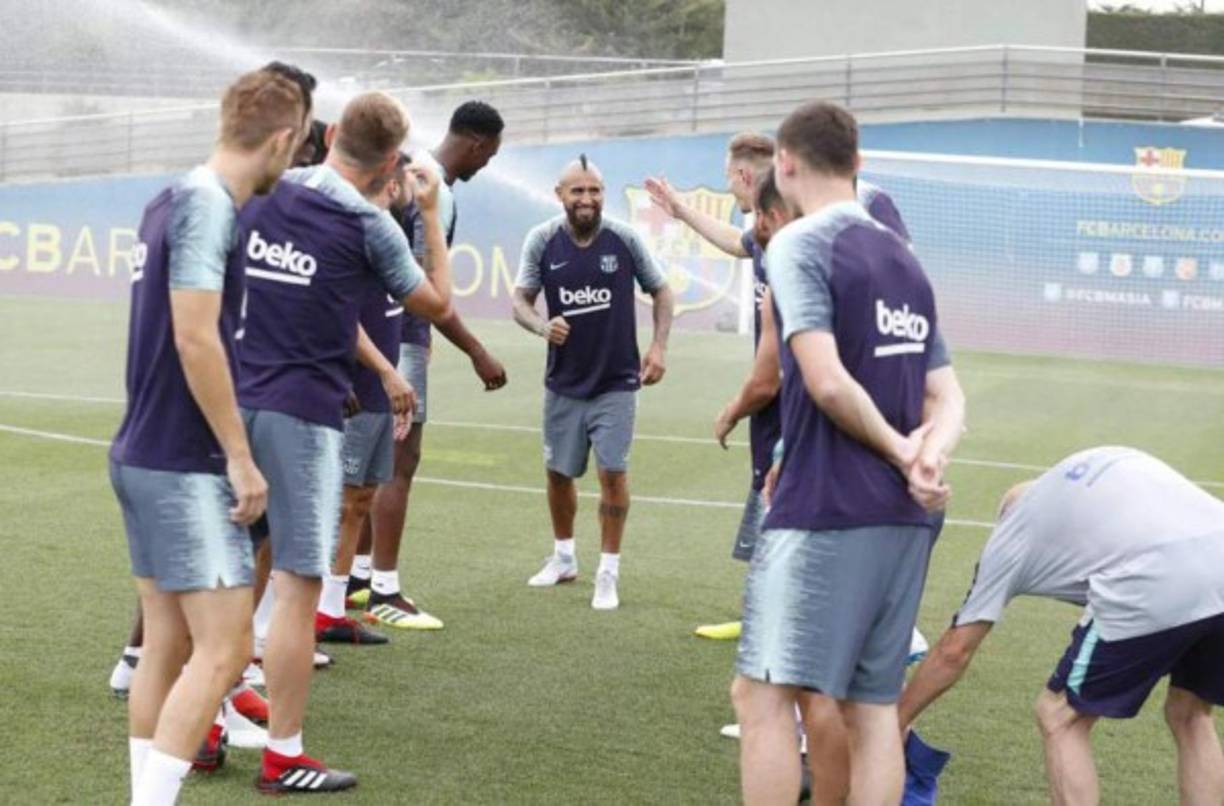 El chileno se lo pasó en grande durante la sesión y antes de empezar tuvo que pasar por el clásico túnel de bienvenida que le realizaron los futbolistas disponibles del primer equipo.