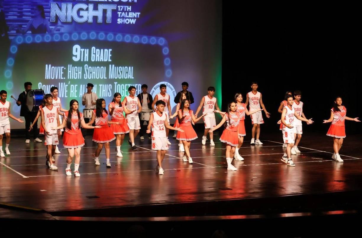 Los estudiantes de noveno grado bailando al ritmo de la pelicula High School Musical. 