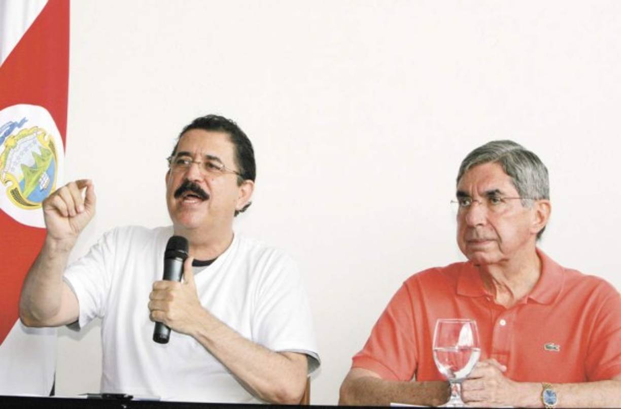 El 28 de junio de 2009 Mel Zelaya fue derrocado y apareció en Costa Rica junto al entonces mandatario Oscar Arias.