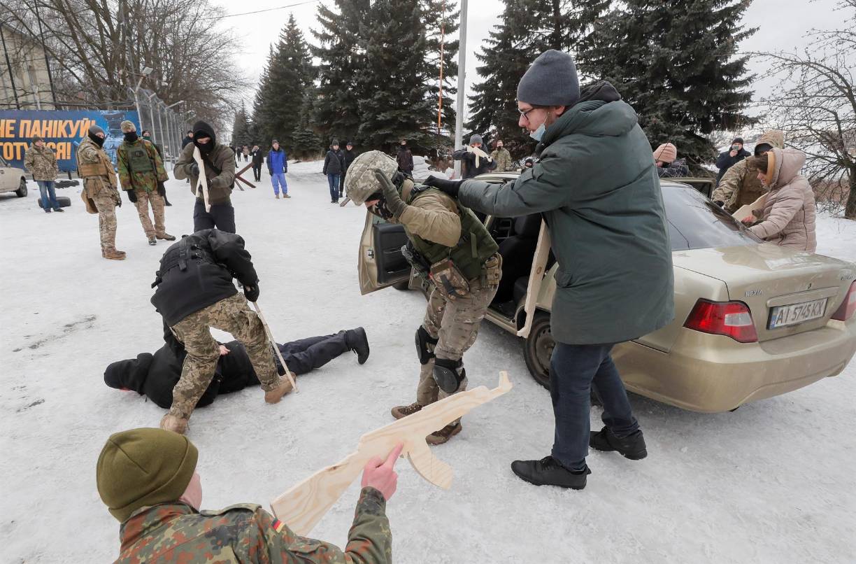 Algunos voluntarios visten uniforme militar, ya sea camuflaje, caqui o negro, pero la mayoría simplemente va de civil, con el único requisito de no helarse durante una larga jornada invernal de ejercicios al aire libre.
