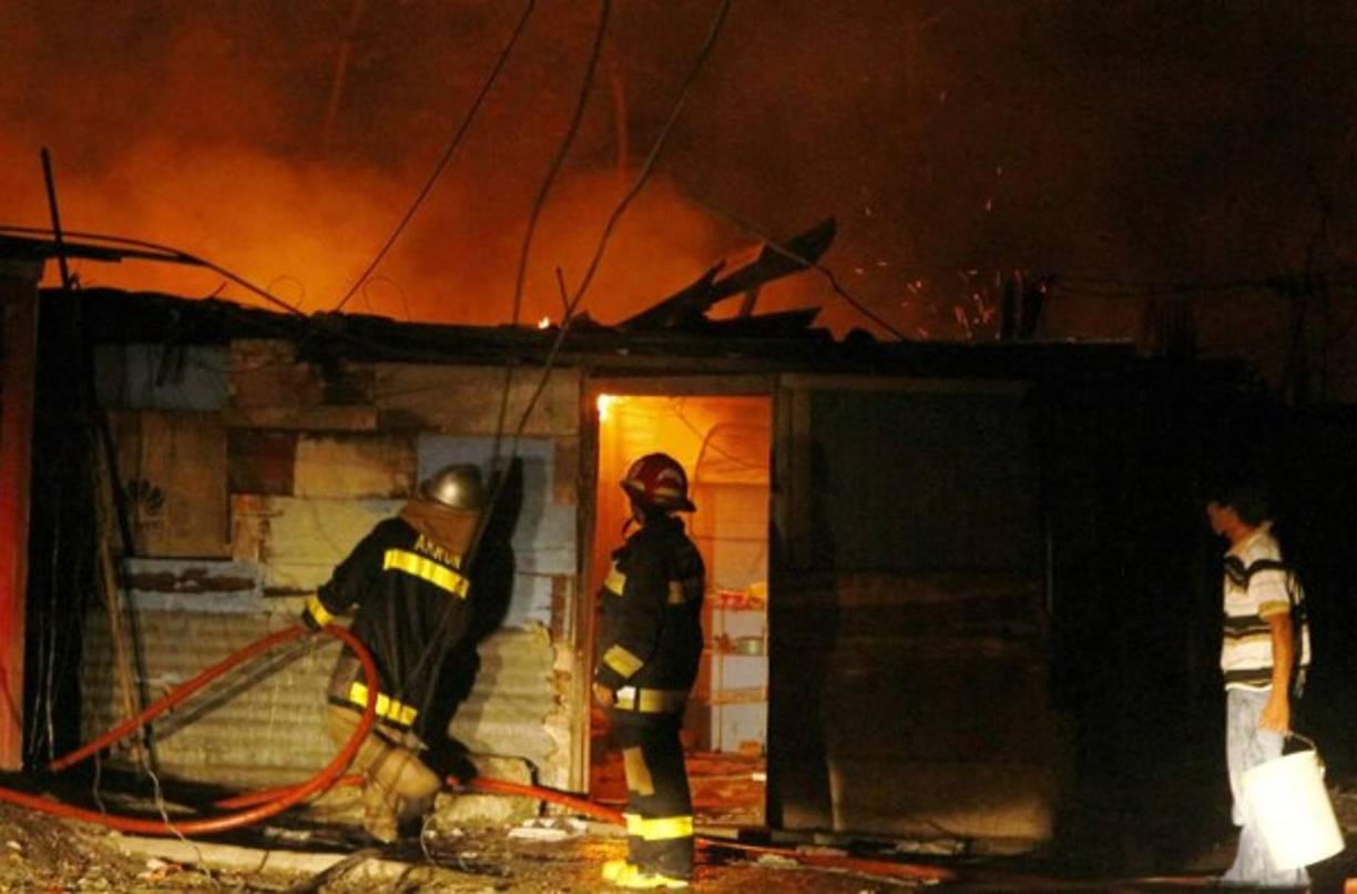 El siniestro inició anoche a eso de las 9:00 en las primeras viviendas e inmediatamente se propagó a las demás ya que estaban construidas de madera.