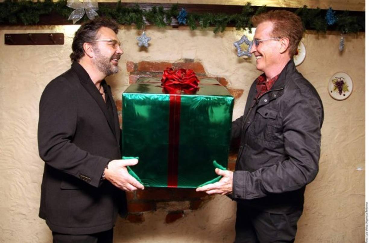 Agradecidos por un 2016 lleno de éxito, los cantantes Emmanuel (der.) y Mijares (izq.), que ofrecerán su show número 37 juntos el próximo 26 de enero en el Auditorio Nacional, ahora son fans de tener detalles en estas fechas con sus seres queridos.<br/>