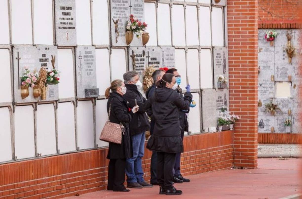 En tanto, los entierros se realizan con pocas personas para evitar nuevos contagios del letal virus.