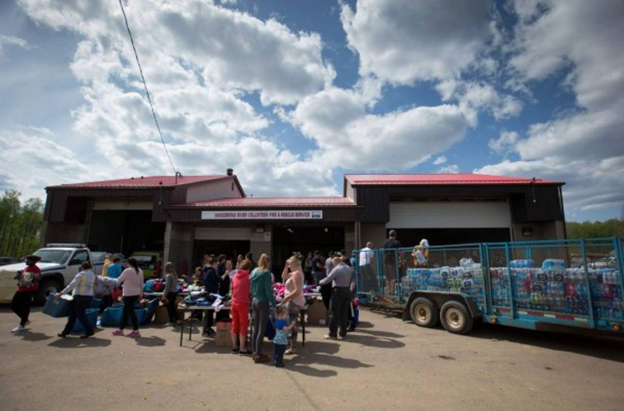 Alberta, que anoche declaró el estado de emergencia por la magnitud del desastre, amplió hoy las órdenes de evacuación obligatorias a varias comunidades situadas al sur de Fort McMurray, lo que ha elevado a unas 90.000 personas los individuos forzados a abandonar sus hogares.