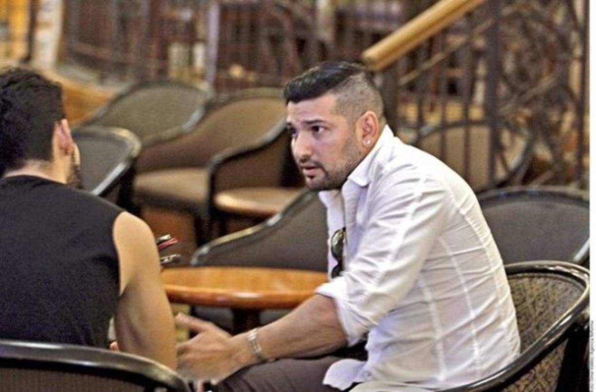 Se casó con la comediante Karla Luna en junio de 2012, después de seis años de relación.