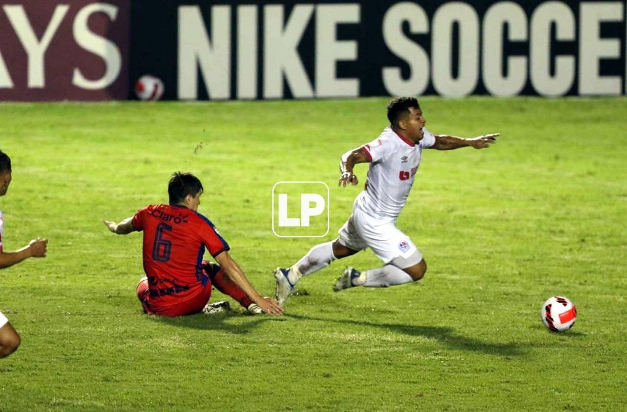 Germán ‘Patón‘ Mejía cae al suelo tras la falta que le hizo el mediocampista José Rosales.