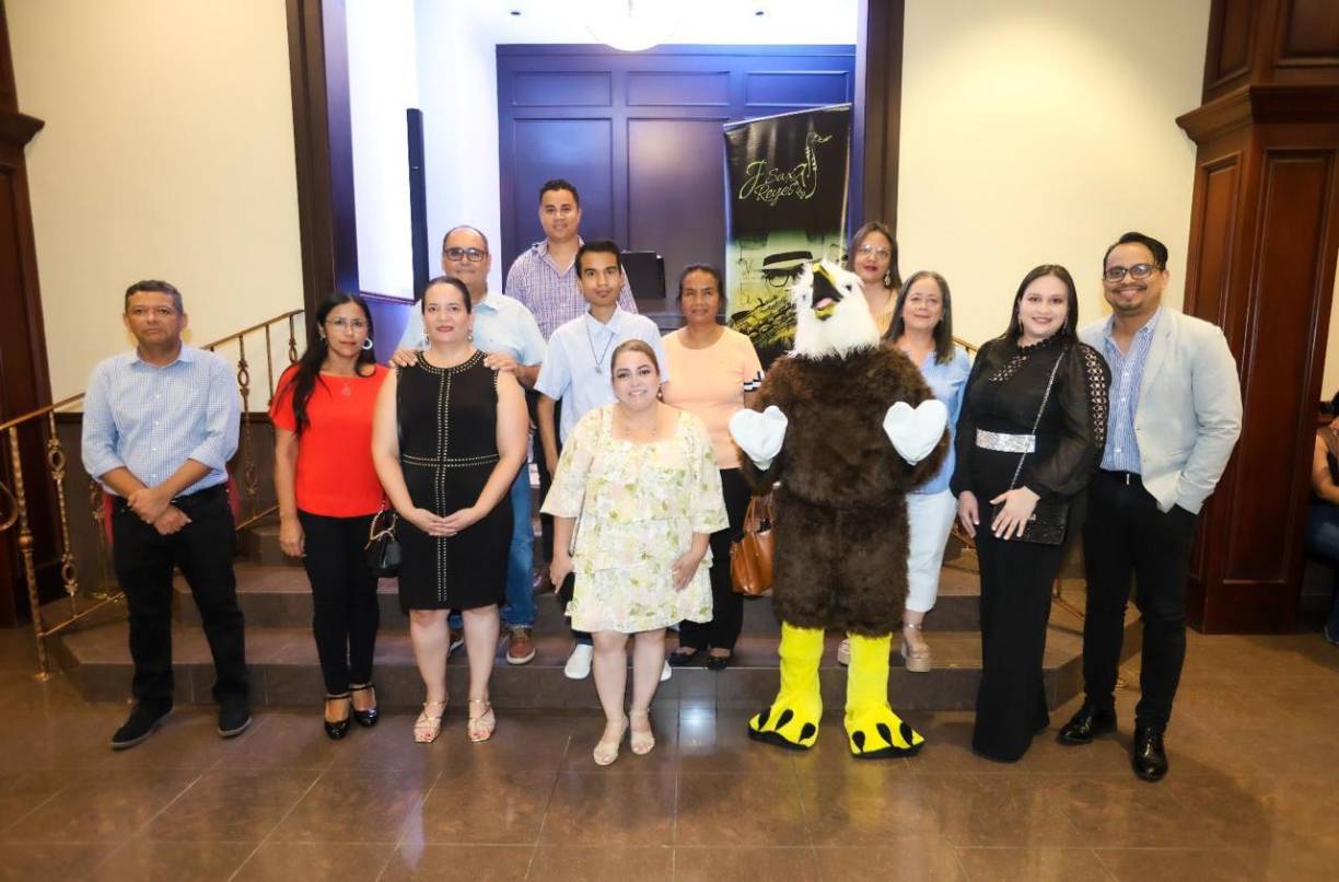 Los padres de familia que asistieron a la gala artística estudiantil. 