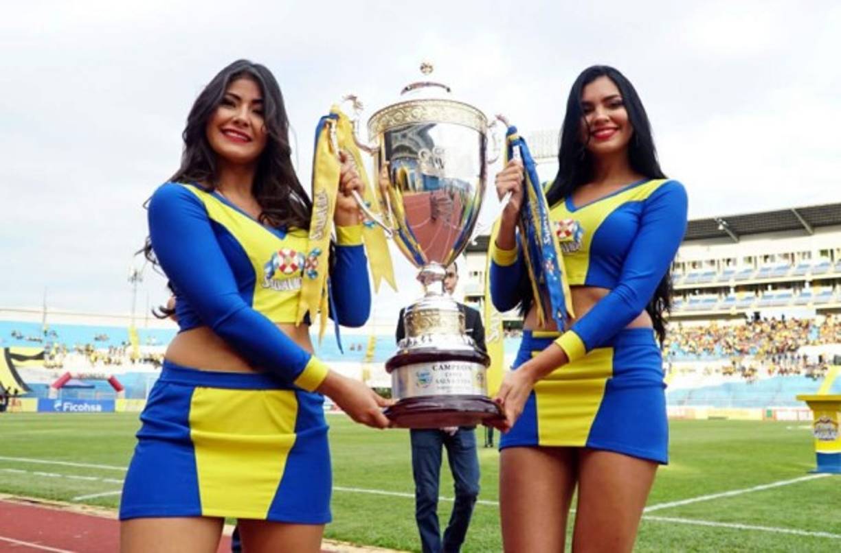 La copa del campeón acompañada por estas dos bellezas.