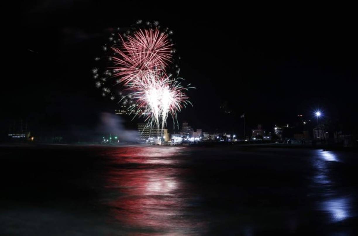 Fuegos artificiales iluminan el cielo sobre la playa de Jeongdongjin en Gangneung, provincia de Ganwon, Corea del Sur, durante un evento para celebrar el Año Nuevo, a principios del 1 de enero de 2019. (Incendio, Corea del Sur)