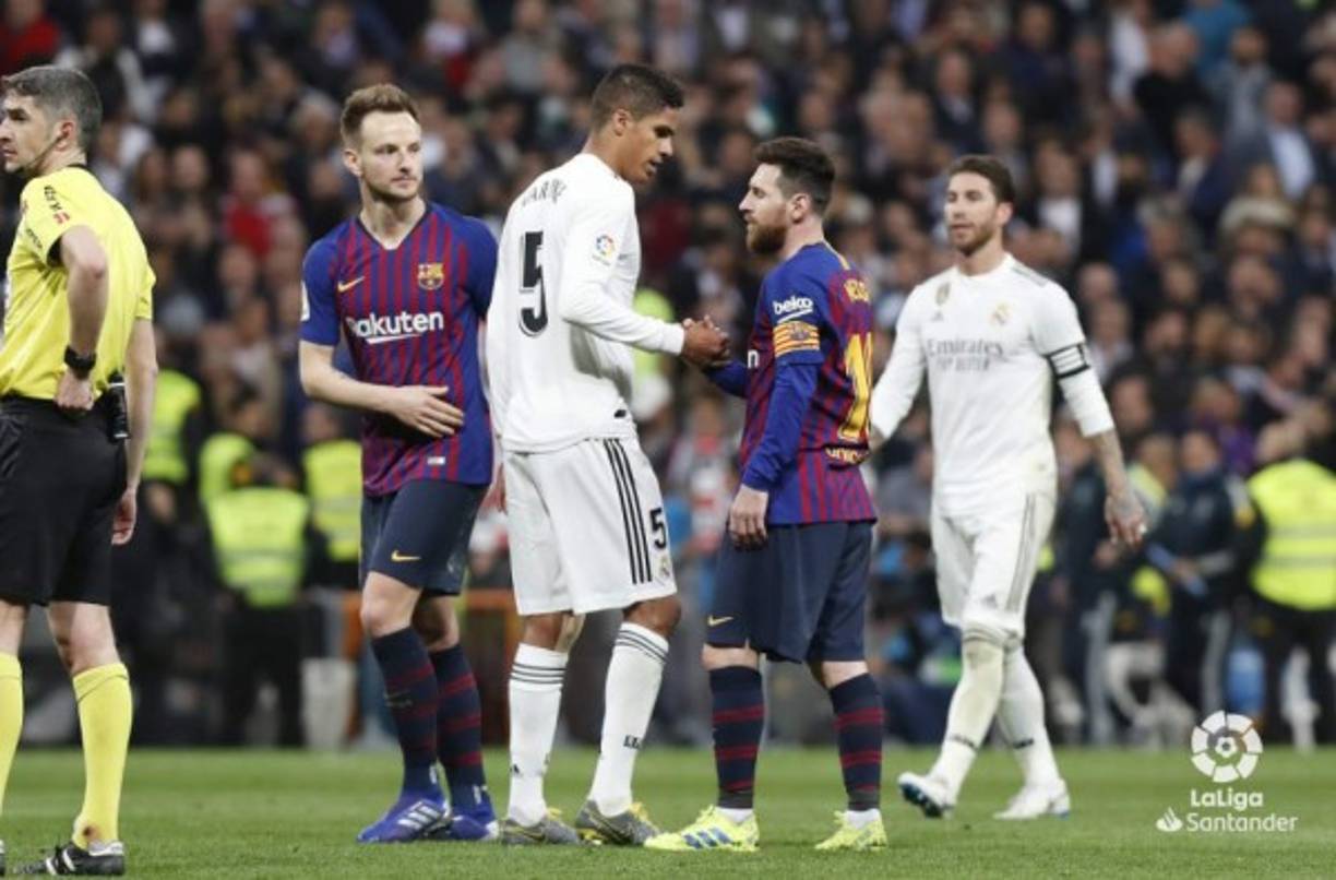 Messi y Raphael Varane se saludan al final del partido. Foto LaLiga.es