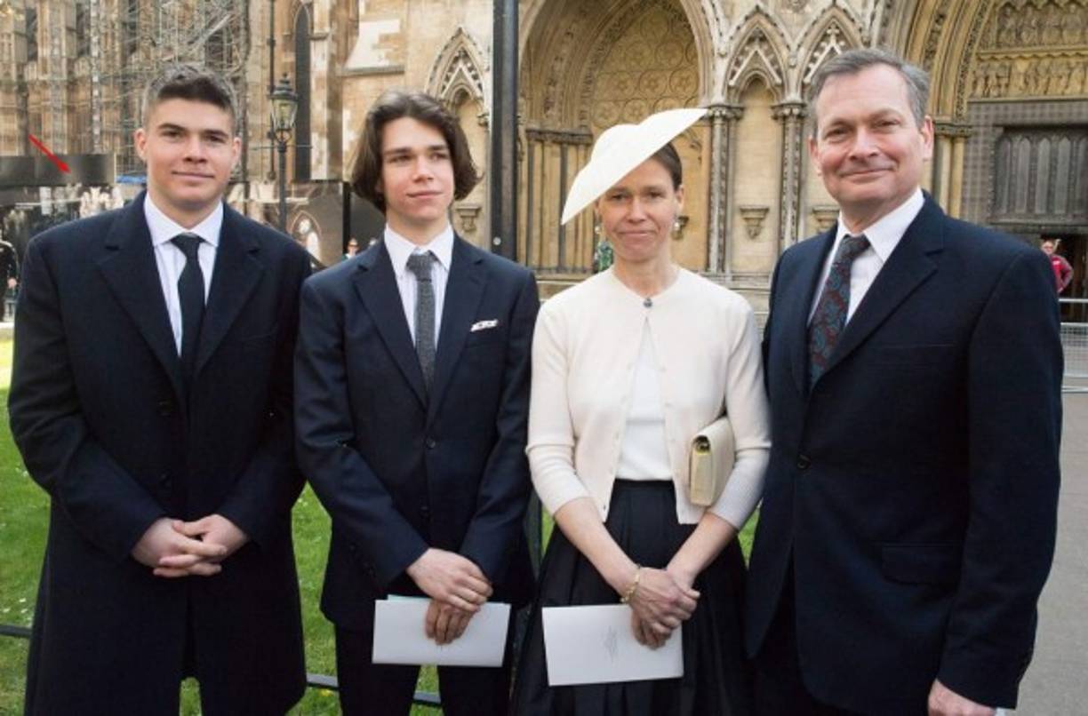 Arthur es el hijo menor de Lady Sarah Chatto, quien es hija de la fallecida princesa Margaret, Condesa de Snowdon.<br/>