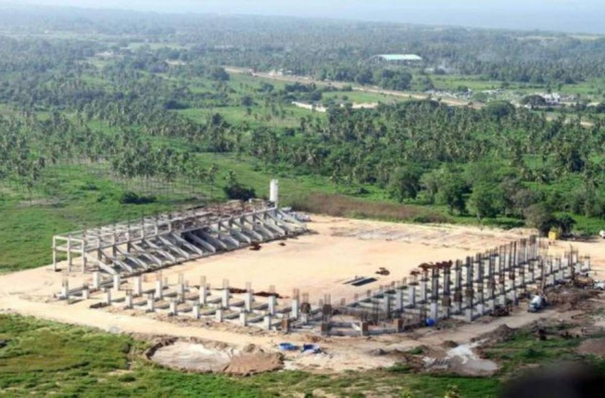 En México el estadio de Acapulco, fue presentado en 2008 como uno de los grandes proyectos, apuntaba a ser por fin una plaza digna para el futbol mexicano… pero todo se quedó en proyecto y su dueño, Mohamed Morales, no tuvo dinero para terminarlo y desde hace años luce desolado.