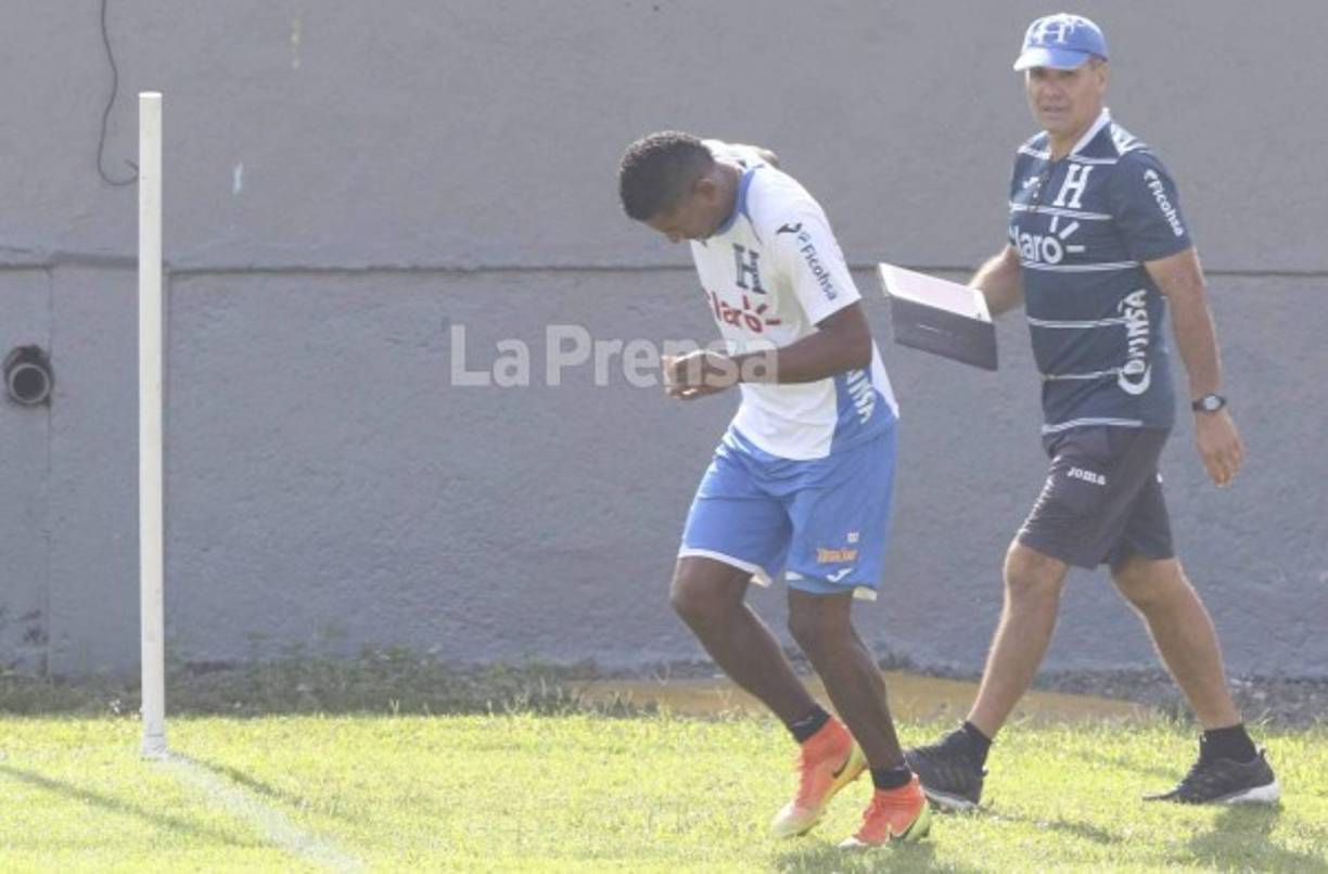 Si bien la práctica comenzó cerca de las 8:00 de la mañana, el 'Cocherito' saltó al campo a esos de las 7:29 am para charlar por espacio de 13 minutos con Jorge Luis Pinto. Foto Delmer Martínez.