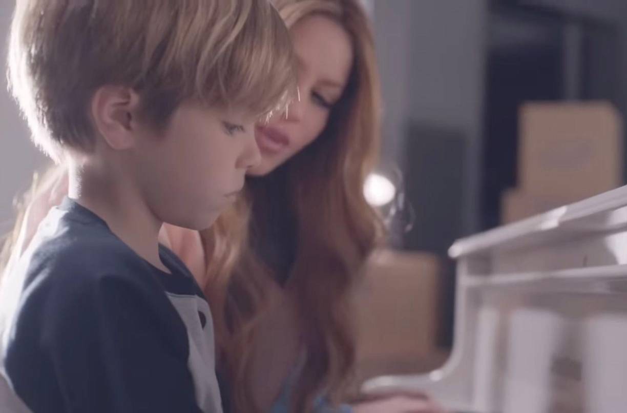 Sasha no es la primera vez que destaca con su talento, en el tema musical “Acróstico” junto con su madre y hermano Milán, él se robó toda la atención de los fans de su madre por su tierna voz y su mágica interpretación en el piano.