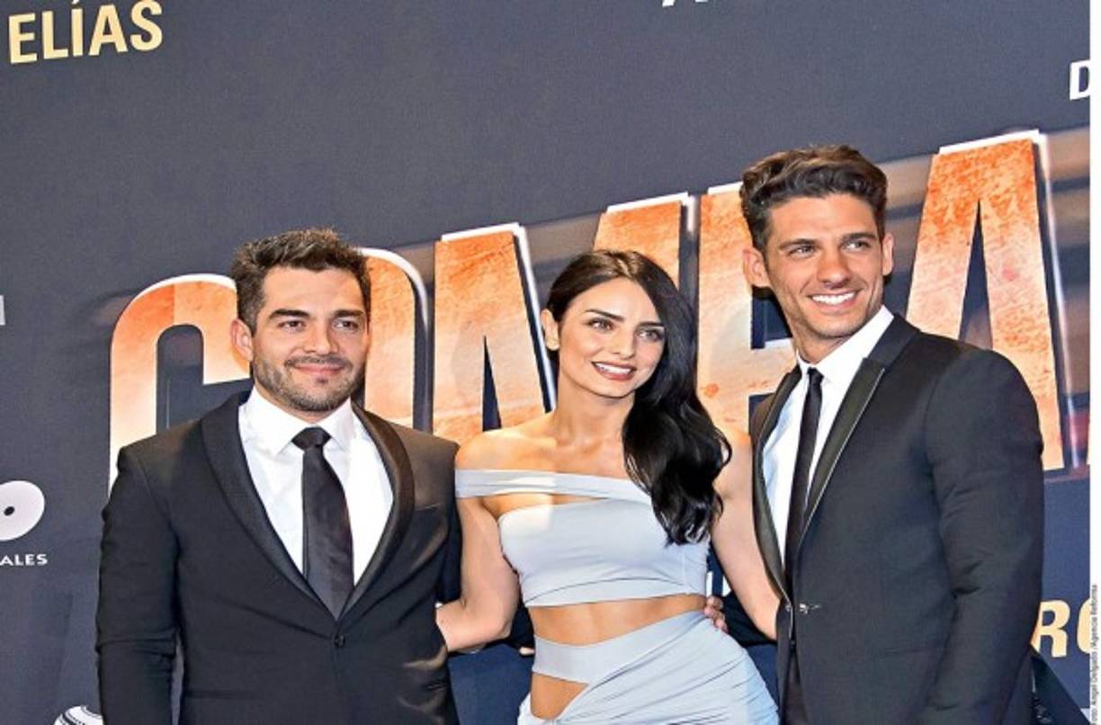 Los actores Omar Chaparro, Aislinn Derbez y Erick Elías presentaron esta noche la cinta de acción Compadres.
