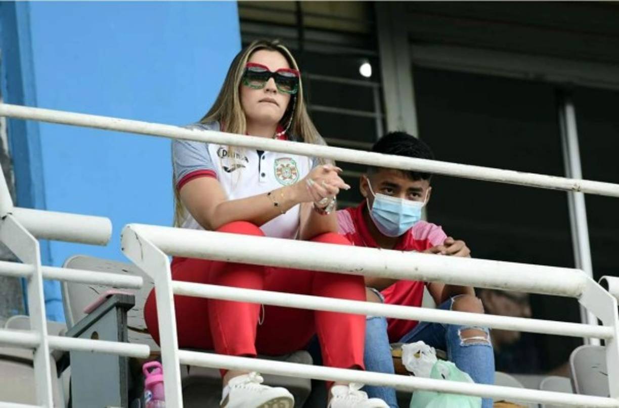 La siempre hermosa Virginia Varela en el palco del Olímpico apoyando a su esposo Emilio Izaguirre, jugador del Marathón.