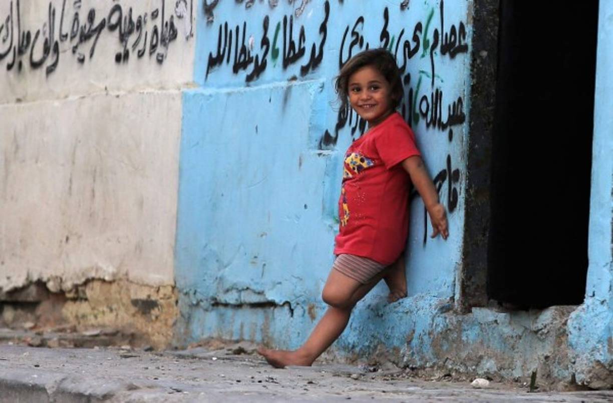 GAZA. Más de 4,700 familias sin hogar. Una niña fuera de la casa de su familia destruida por el conflicto Israeli-Hamas, en la Ciudad de Gaza. Foto: EFE/Mohammed Saber