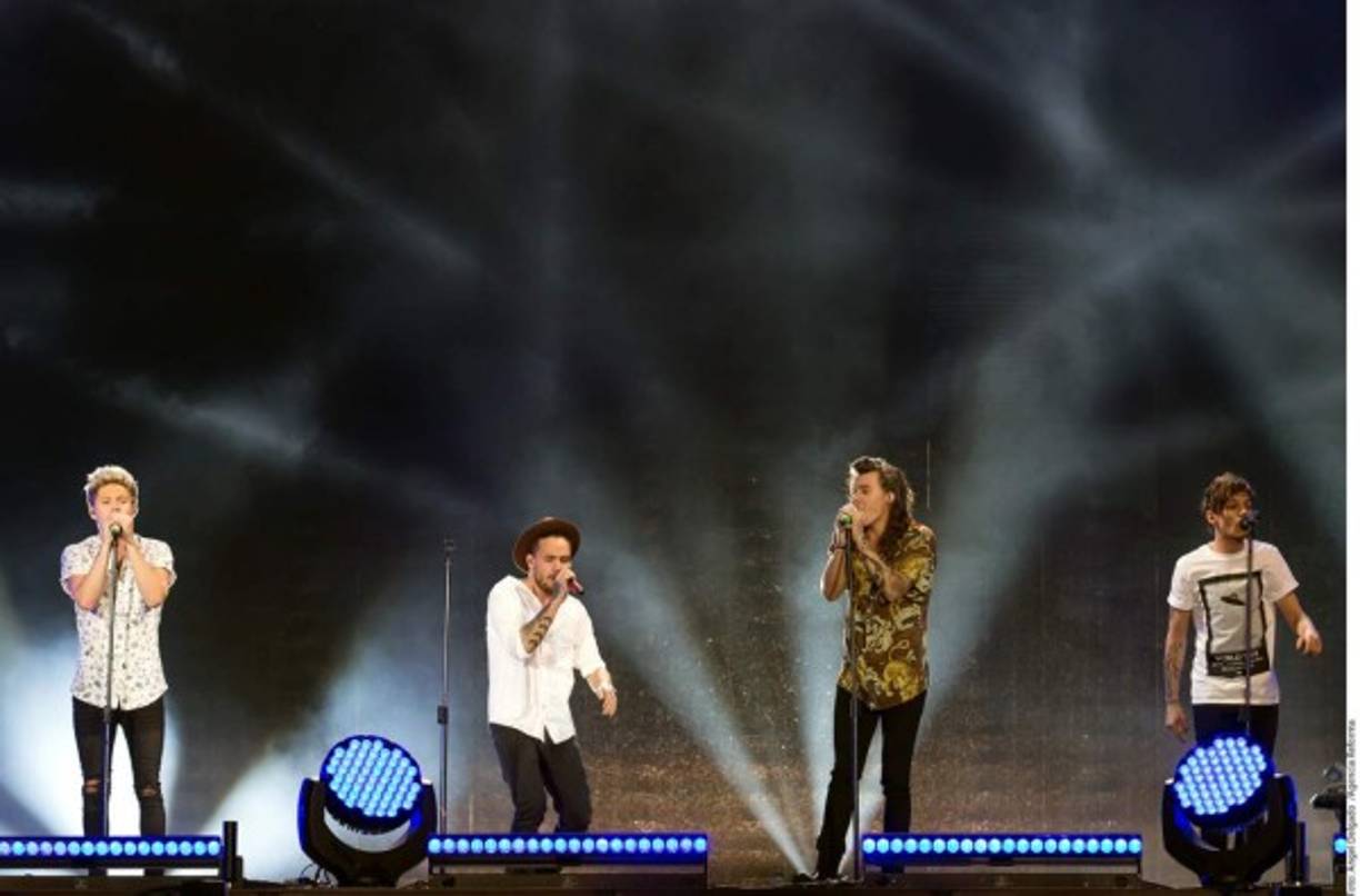 Tras recibir el Premio a Video más popular de Telehit y el de Boy Band del Año, la banda continuó su actuación con los temas 'Made un The am', 'Infinity' y 'Story of my life'.