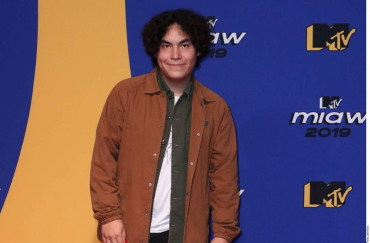 Tras llenar teatros en México acompañado por poco más que una guitarra acústica, finalizó en noviembre su primera gira por Estados Unidos con siete shows agotados.<br/><br/>Pero en su primer show en Nueva York, el 26 de noviembre, se quebró. Estaba exhausto, enfermo y sufría un constante ciberacoso en las redes sociales, donde era blanco de un tsunami de agresivos memes. Subió al escenario con una máscara quirúrgica tapándole casi todo el rostro.<br/><br/>Los cerca de 400 fans que llenaron el bar de Brooklyn Baby's All Right le dieron ánimos cuando lloró al cantar una nueva canción, y varios lloraron con él.