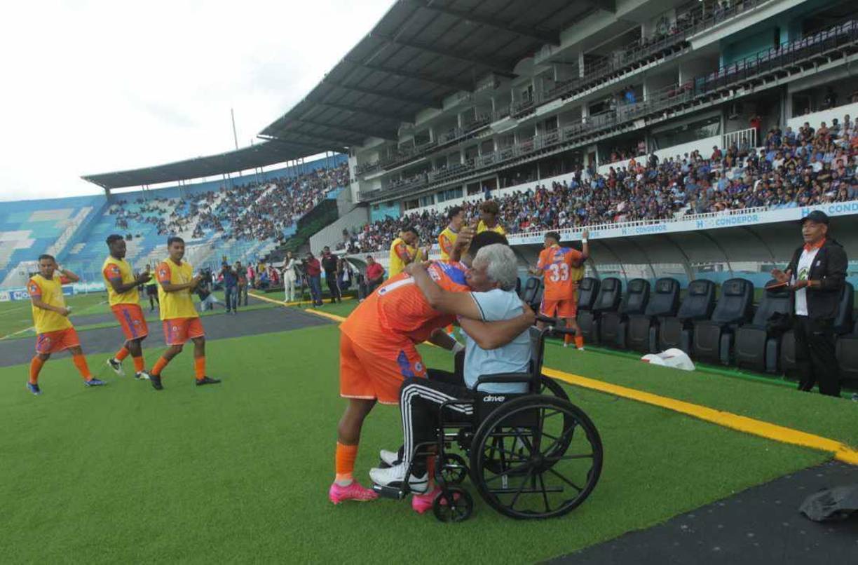  El jugador corrió hasta el banquillo para celebrar el gol y abrazarse con Castelló