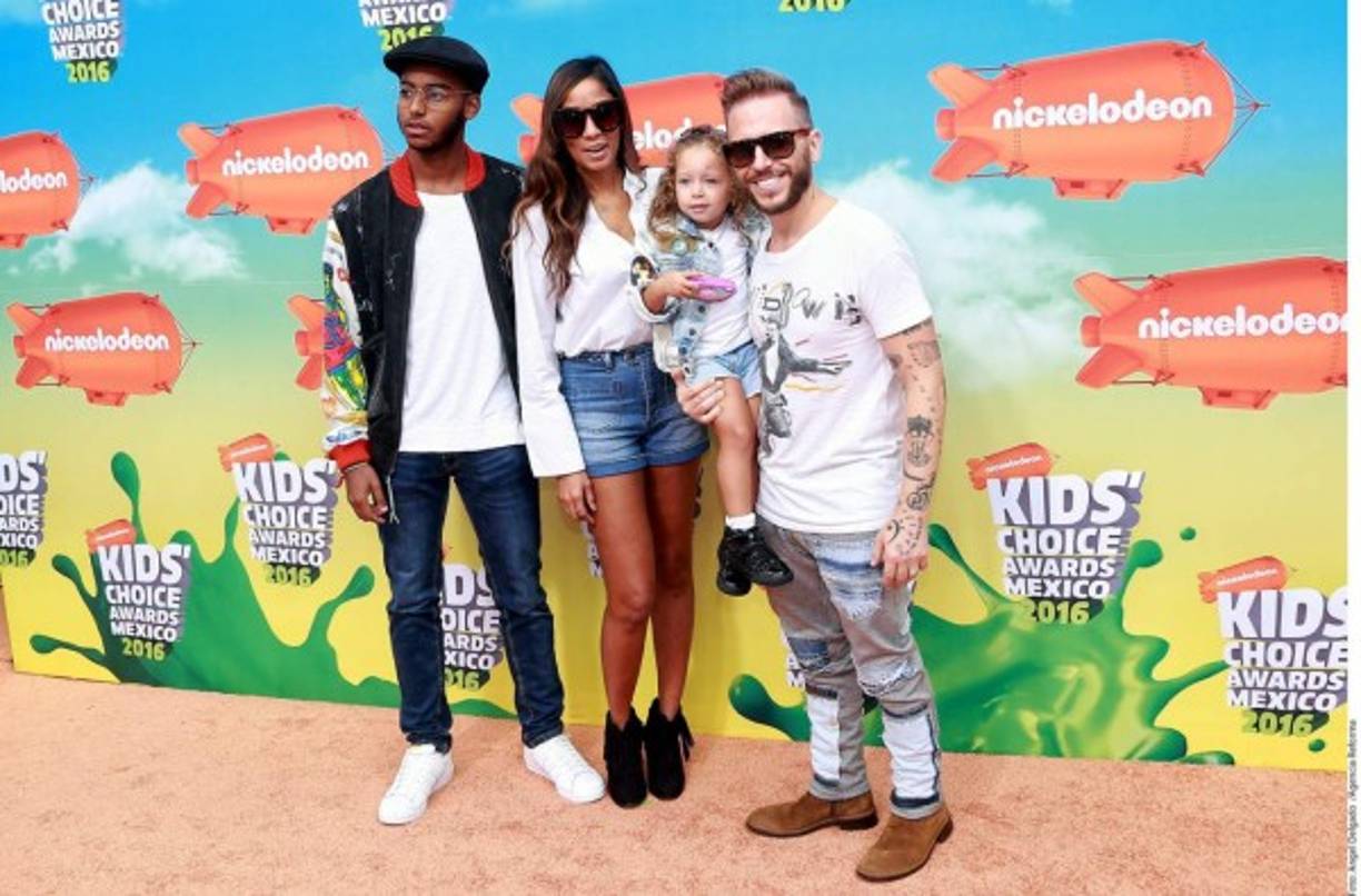 El cantautor Noel Schajris y su familia posaron muy alegremente en la alfombra naranja de los Kids' Choice Awards México 2016, en el lobby del Auditorio Nacional.