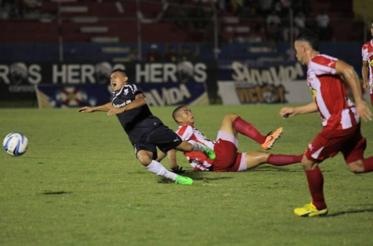 Jorge Cardona recibe una falta de Luis Castro.